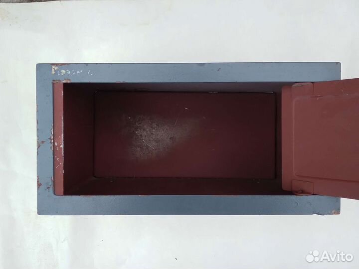 Шкафчик (сейф) металлический