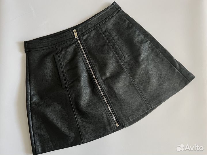 Черная кожаная юбка мини bershka М
