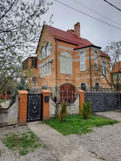 Дом 263 м² на участке 8 сот.