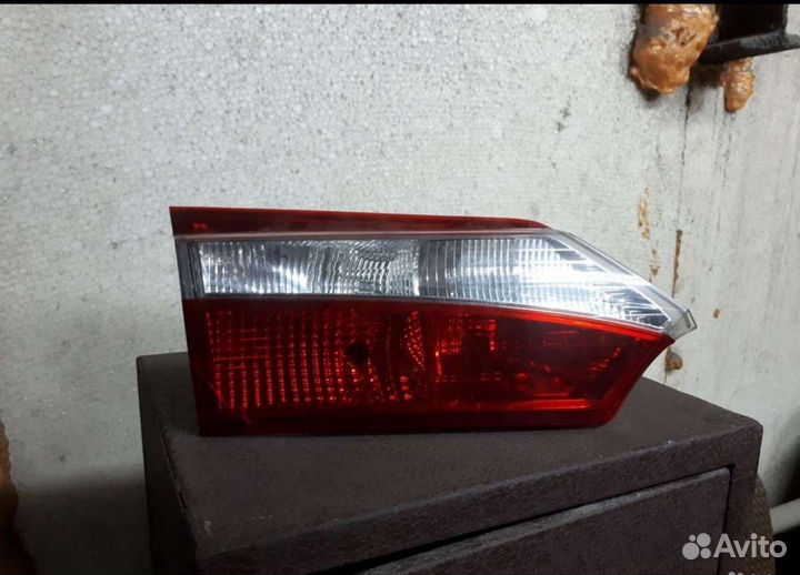 Фонарь задний левый внутренний Toyota Corolla E180