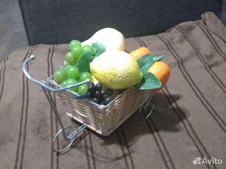 Корзинка плетёная с фруктами