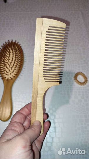 Деревянные расчëски и резинка