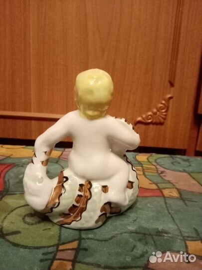 Фарфоровая статуэтка мальчик со змеей