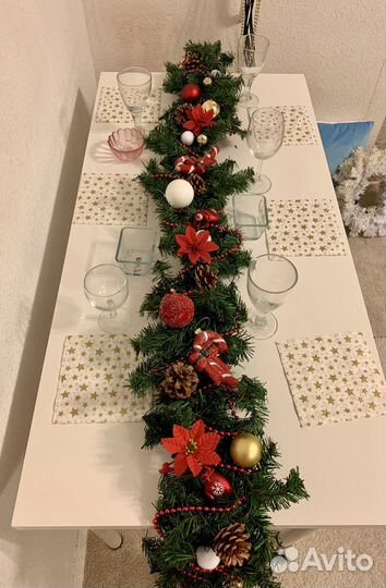 Еловая ветка гирлянда, украшенная, бело-золотая