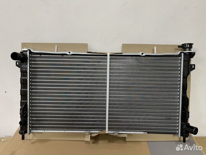 Радиатор охлаждения Dodge Caravan 2.4
