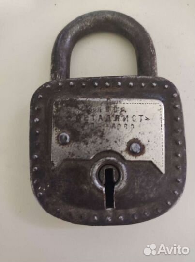 Навесной замок старинный
