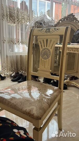 Стол и стулья