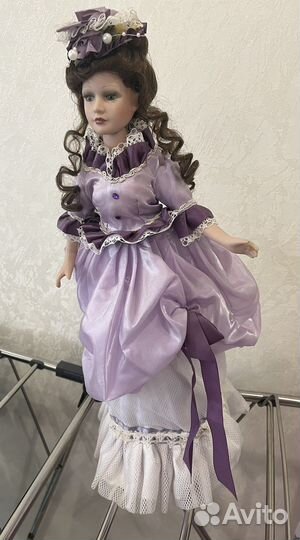 Кукла фарфоровая
