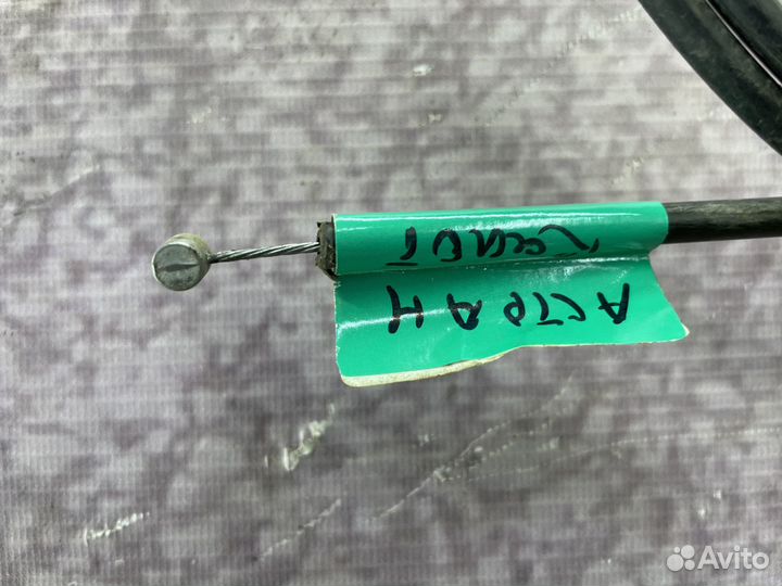 Тросик открывания капота Опель Астра Н Astra H