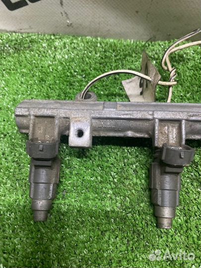 Топливная рейка с форсунками Mitsubishi Carisma