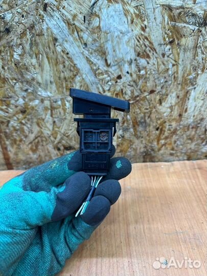 Кнопка аварийной сигнализации Toyota Land Cruiser