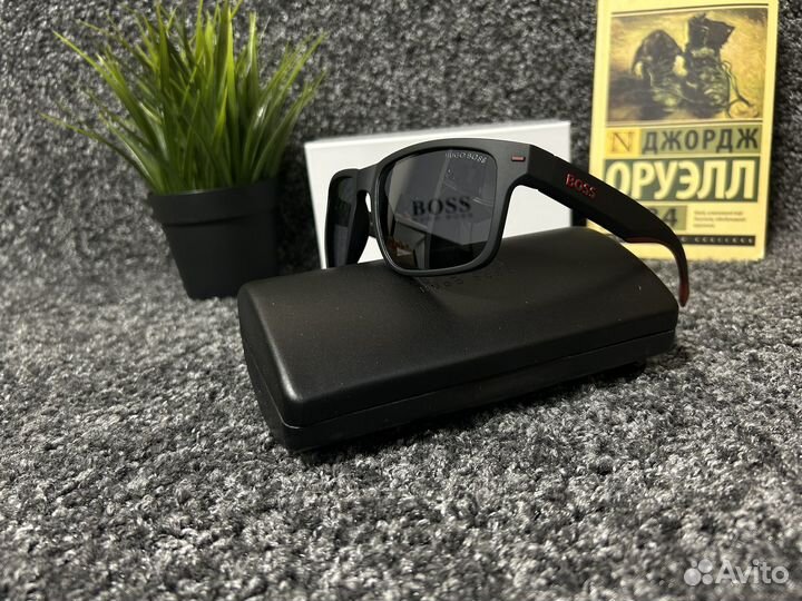 Солнцезащитные очки Hugo Boss