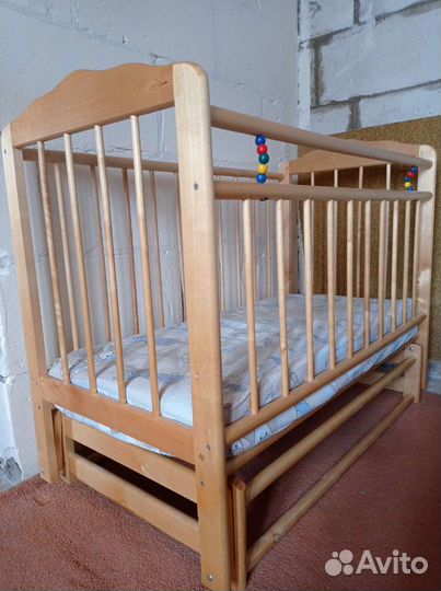 Детская кроватка с маятником, матрасом, бортиками