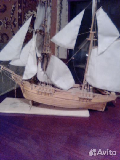 Модель парусника из дерева