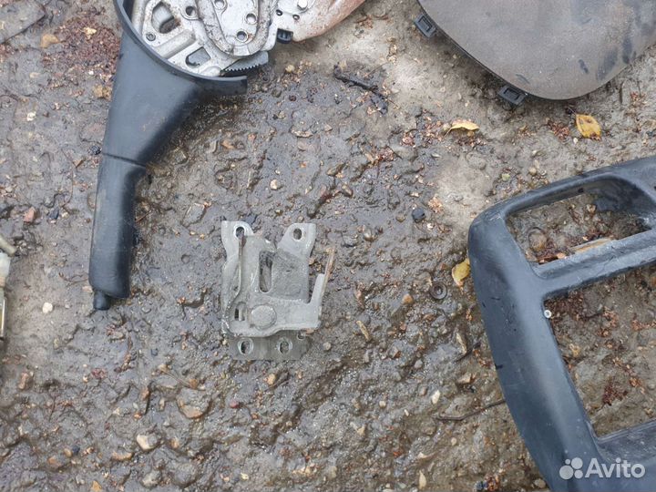Замок капота бордочка на сузуки вагон плюс