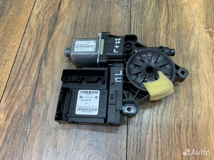 Volkswagen Golf Plus Моторчик стеклоподъемника LH