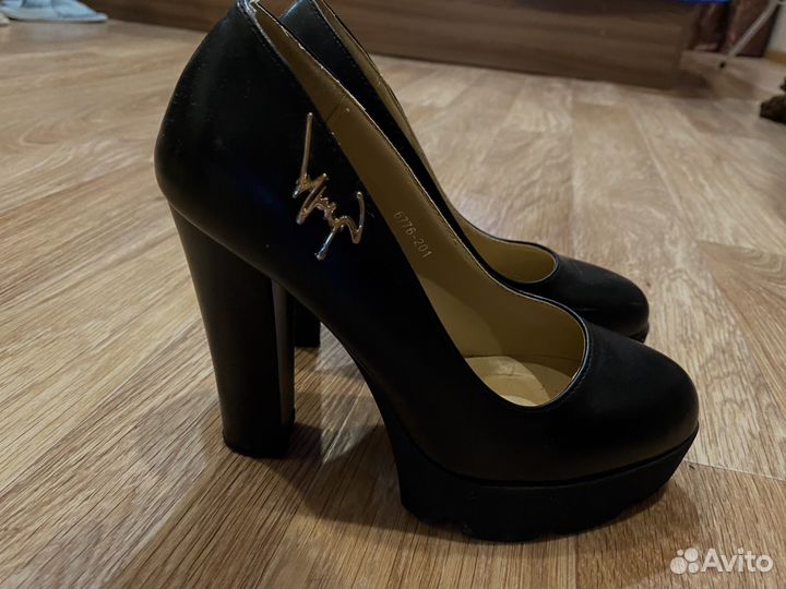 Туфли на каблуке