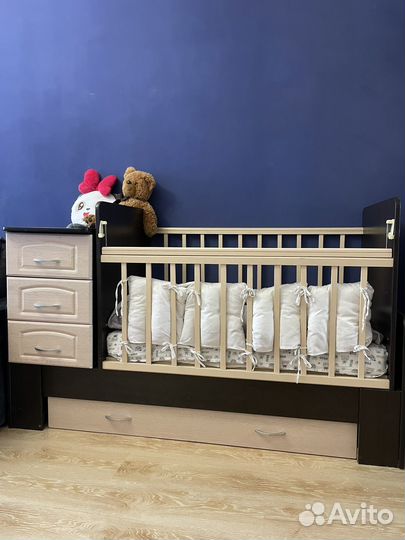 Детская кроватка с маятником и ящиком