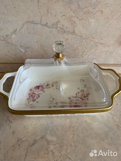 Хлебница с крышкой