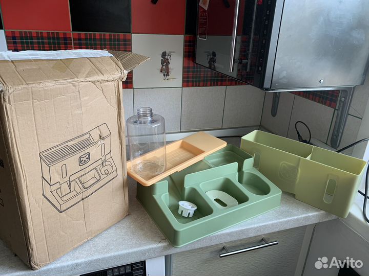 Автокормушка и поильник для кошек