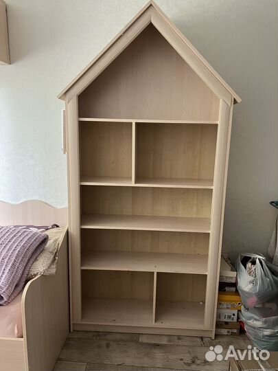 Книжный шкаф домик