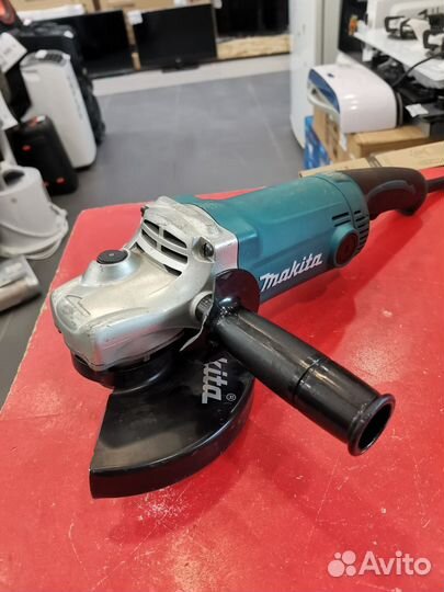 Сетевая угловая шлифмашина Makita GA7050
