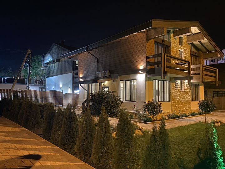 Коттедж 250 м² на участке 5 сот.