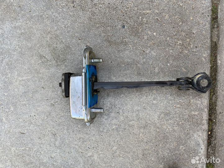 Ограничитель двери правый KIA Sportage 3