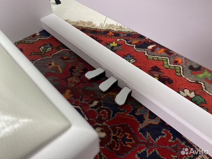 Цифровое пианино белое