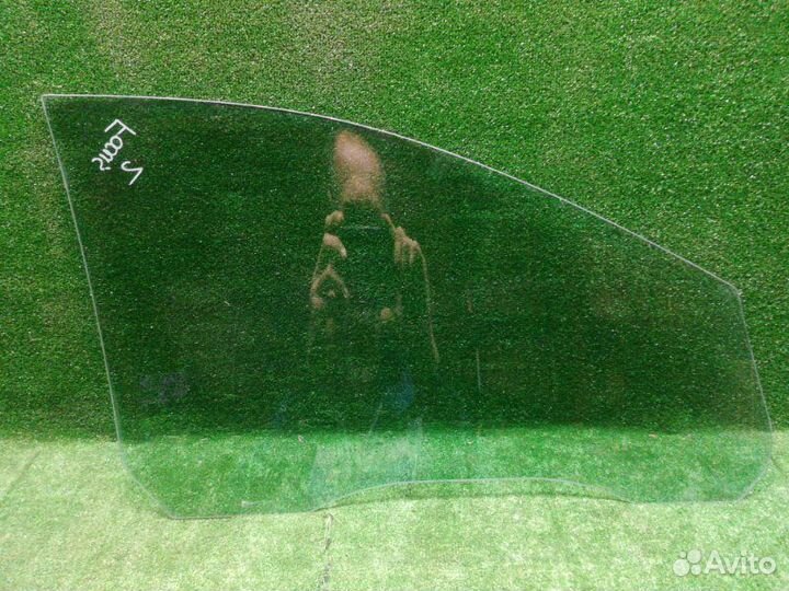 Стекло двери переднее левое Ford Focus 2 седан 1.8