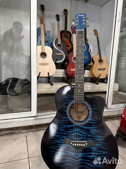 Акустическая гитара тигровая