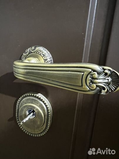 Двери входные с ковкой и стеклом