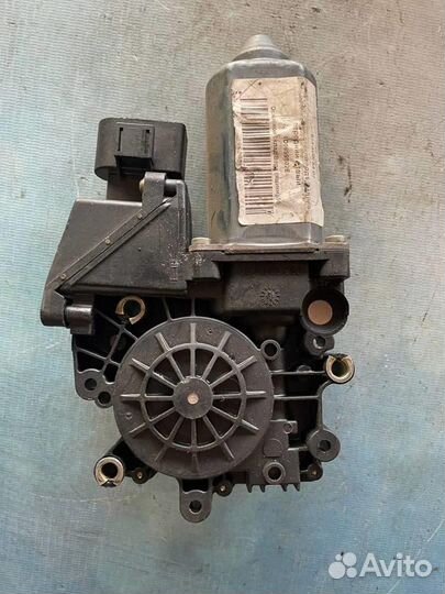 Моторчик стеклоподъемника передний правый 4D0959