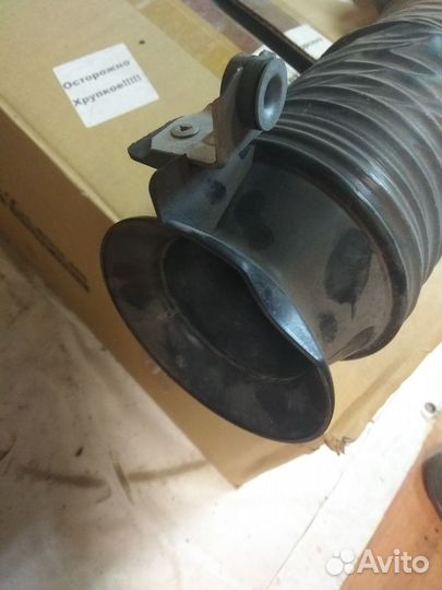 Патрубок воздушного фильтра (4.5) тойота л/к 200