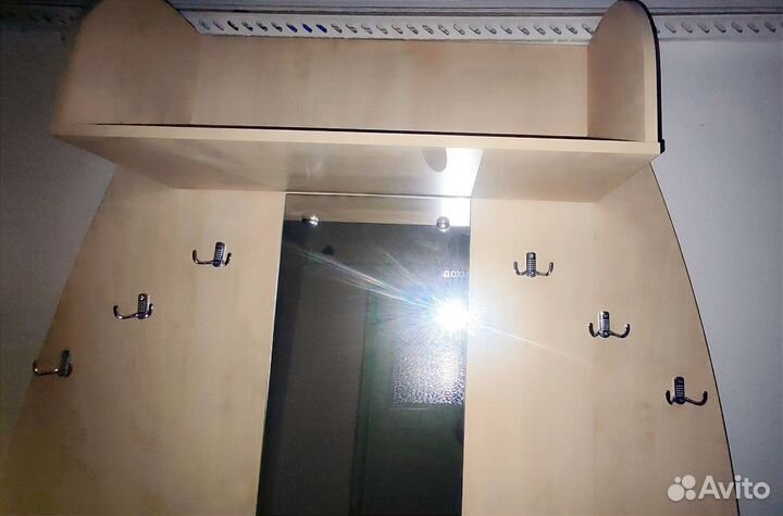 Вешалка настенная с зеркалом в прихожую