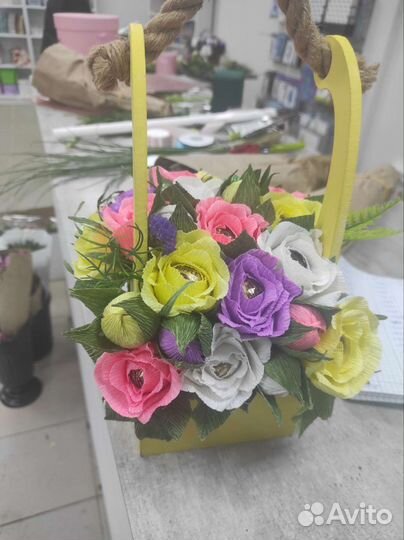 Композиция из цветов с конфетами