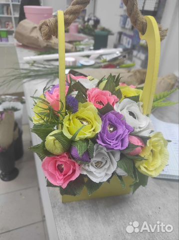 Композиция из цветов с конфетами