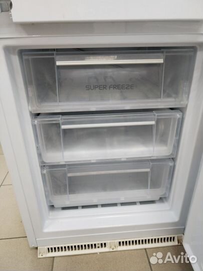 Встроенный холодильник