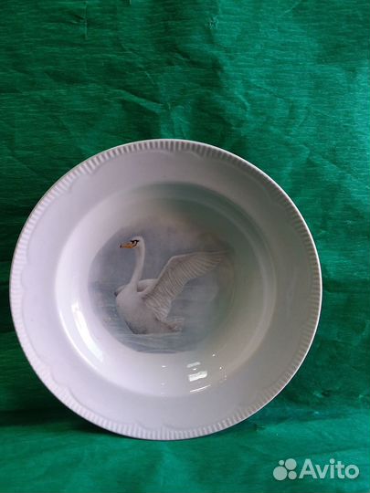 Фарфоровая тарелка с рисунком лебедь советская