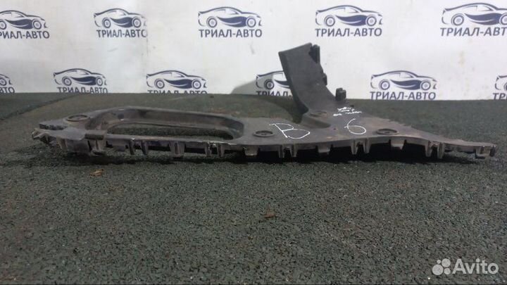 Кронштейн бампера Q7