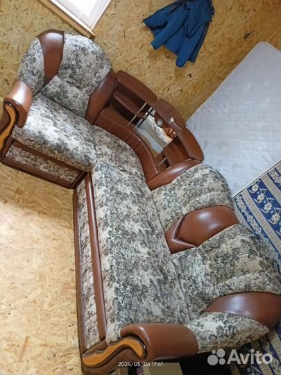 Угловой диван и кресло в хорошем состояние