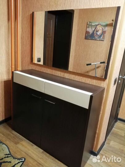 Тумба с зеркалом в прихожую