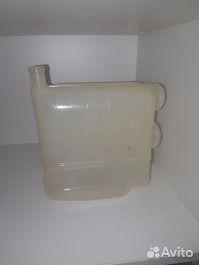 Пластиковый бачок для антифриза