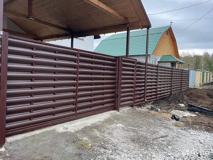 Установка монтаж забора из профнастила зимой