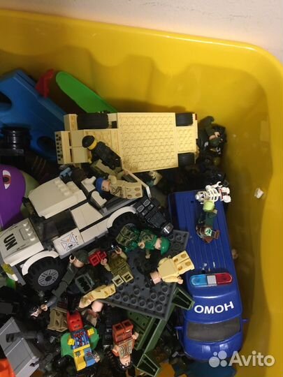 Коробка с игрушками