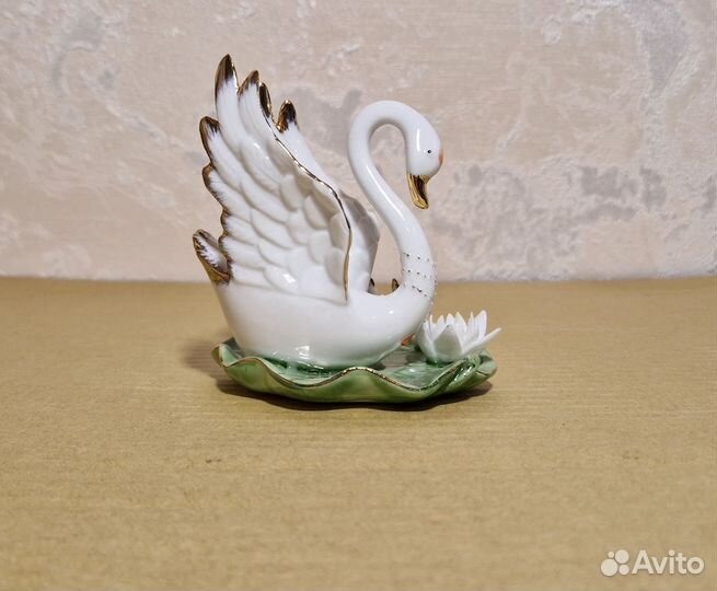 Статуэтка фарфоровая Лебеди семья