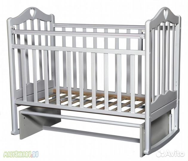 Детская кроватка с универсальным маятником