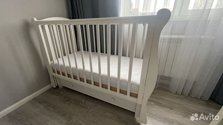 Детская кроватка с маятником и ящиком