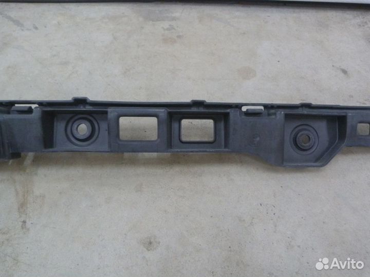 Направляющая заднего бампера VW Golf VI 2009-2013 (5K6807863 5K6807393A 5K6807394A)