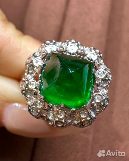 Золотое кольцо с изумрудом и бриллиантами